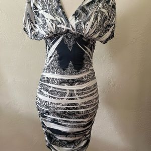 Papaya dressy V-cut neck front and back short sleeve roushed fitting paisley M